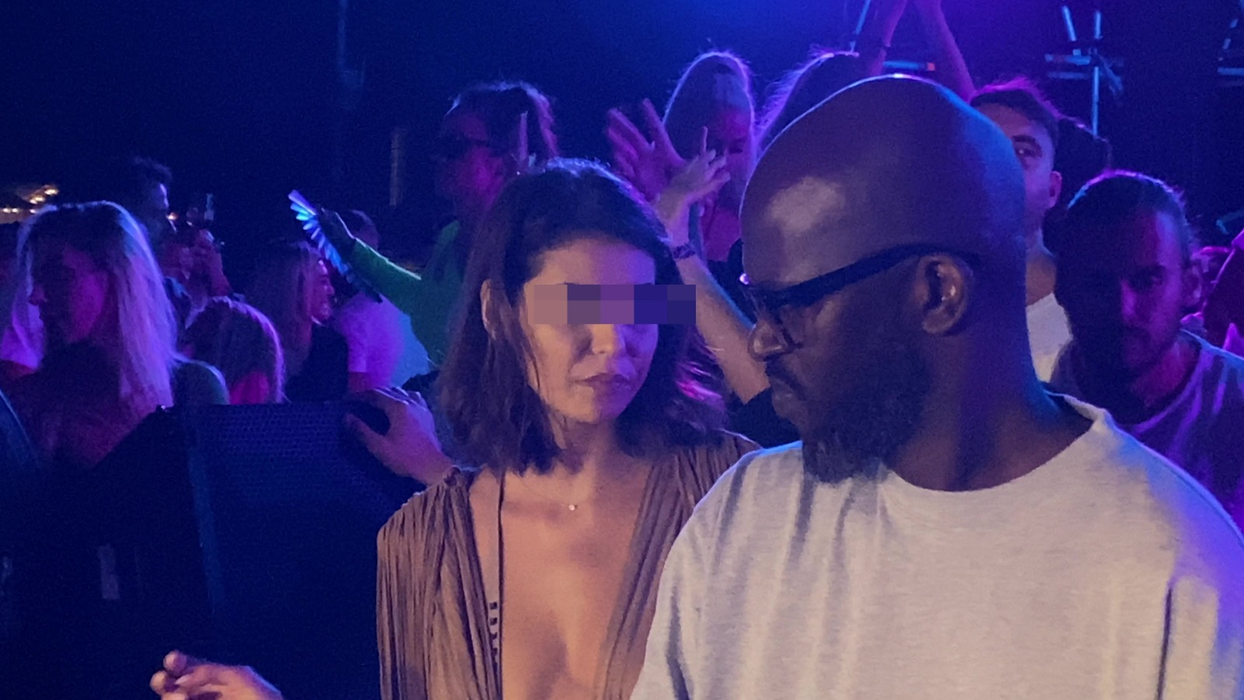 Ralu a stat lipită, în club, ca marca de scrisoare de DJ-ul Black Coffee
