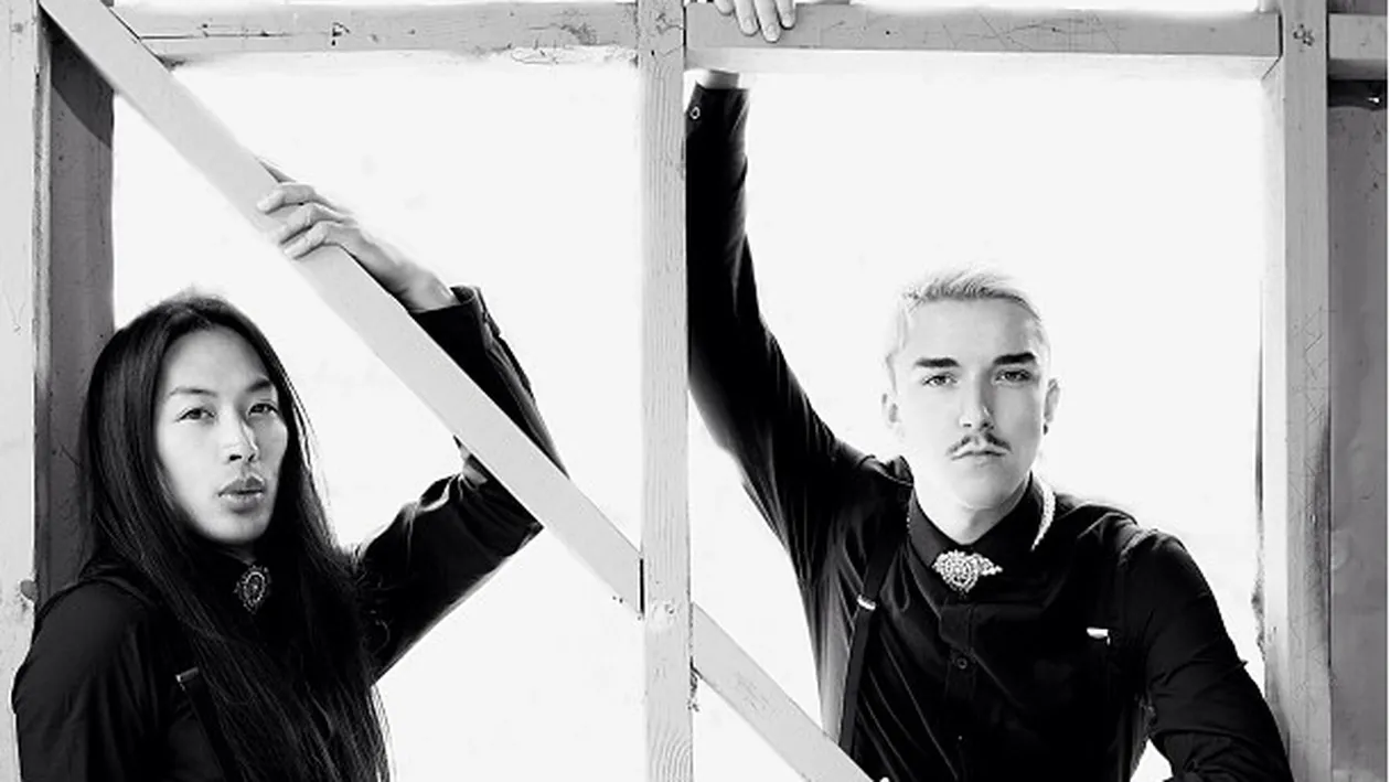 Coregraful pe care se bat Inna si Antonia, pictorial controversat alaturi de un barbat pe tocuri! Imagine-soc!