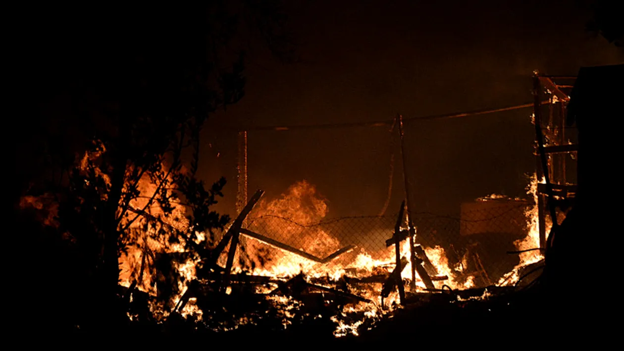Incendiu puternic în Grecia! Cea mai mare tabără de migranți a ars. Mii de oameni au fost evacuați