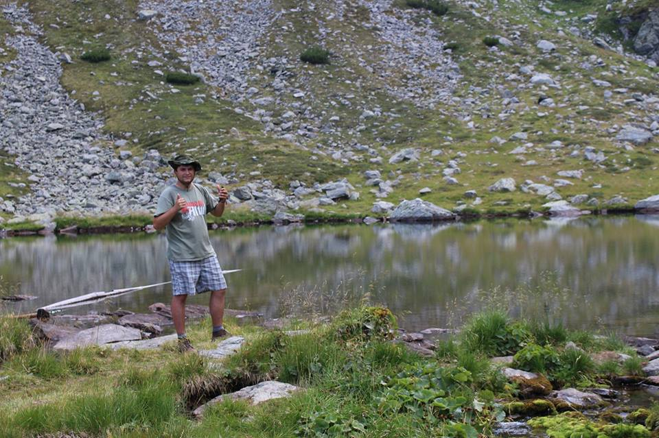 Adrian colindă multe locuri în căutare de plante carnivore