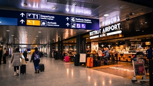 Cine sunt, de fapt, pensionarii prinşi cu bijuterii de 650.000 € pe aeroportul din Munchen. Cuplul e celebru în România!
