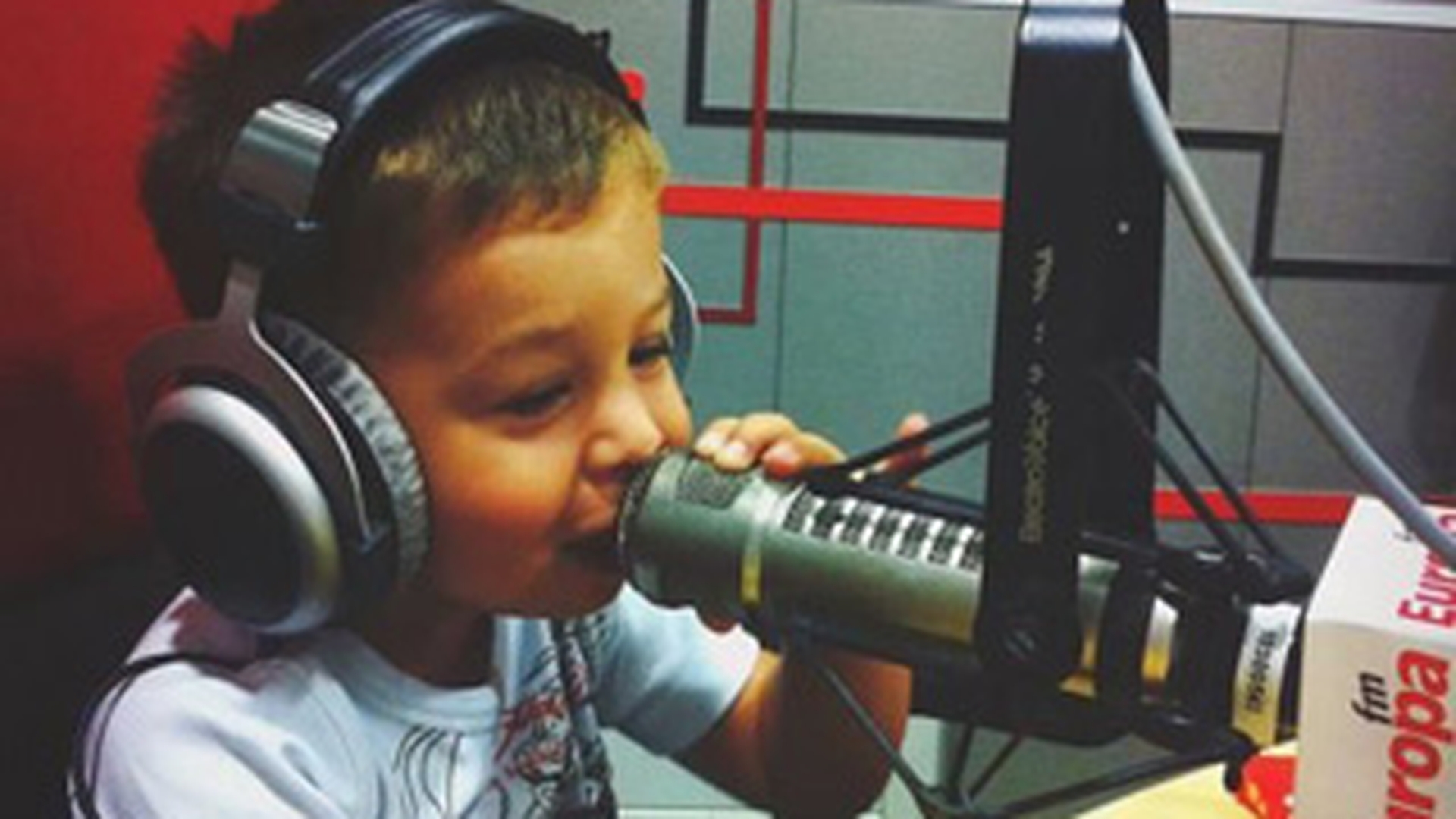 N-ai sa crezi cine a intrat in direct cu ascultatorii in aceasta dimineata. A facut pe DJ-ul la mama la serviciu!