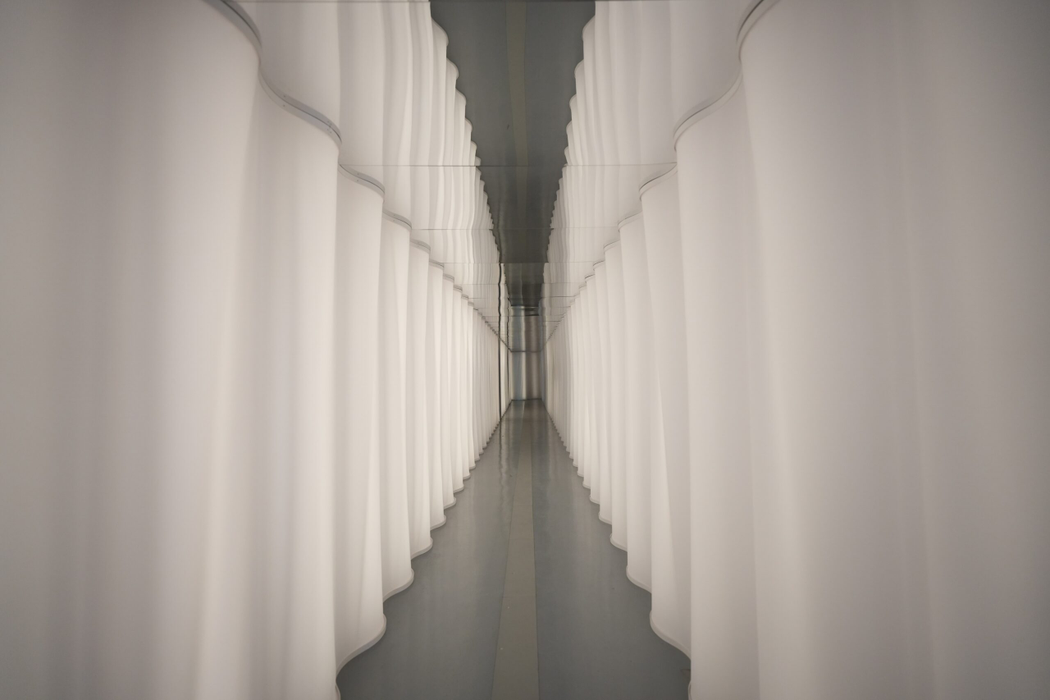 IQOS și Romanian Design Week te invită să descoperi instalația „Echoes of Presence” între 12-28 mai în Piața Amzei din București