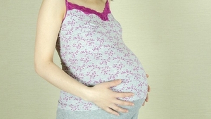 Incredibil! O adolescentă din Botoșani a devenit mamă la doar 13 ani