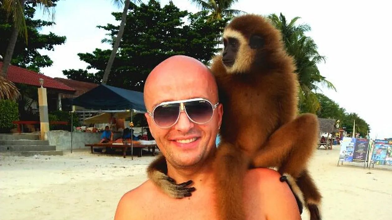 Unii dârdâie de frig şi alţii se pozează cu maimuţa în Thailanda! Vezi pe unde îşi face veacul Costi Ioniţă!