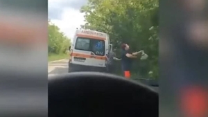 Halucinant! O angajată a oprit ambulanţa ca să culeagă flori de soc