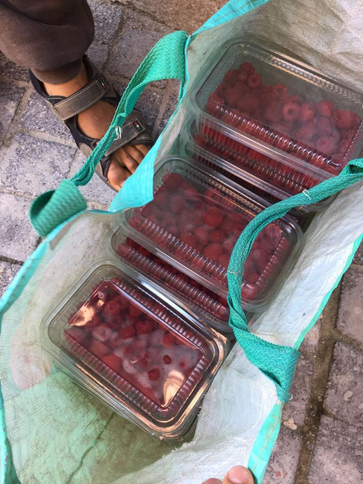 Povestea emoționantă a lui Ionuț, băiatul care vinde fructe culese de el în centrul SibiuluI! Băiatul face orice pentru a-și ajuta fratele grav bolnav