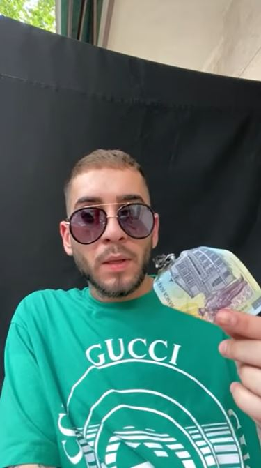 Fulgy a dat foc unei bancnote de 100 de lei în timp ce era la un restaurant: “Uitați ce înseamnă banii pentru mine”. Ce sume oferă cerșetorilor | VIDEO
