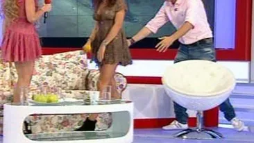 Cum s-au distrat Corina Bud si Dana Budeanu la filmarea videoclipului A Ta: Dana a facut atmosfera pe plaja! A pus muzica si am facut misto de Shakira dansand din buric