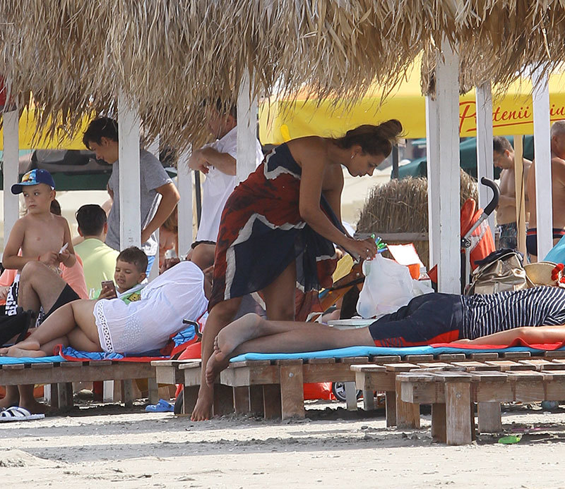 Sexy-OTV-ista de odinioară s-a plimbat pe plajă înfăşurată într-un prosop