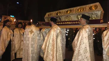 Surpriză la moaştele Sfintei Parascheva! Ce mega-vedetă de la noi a apărut la Iaşi să se roage