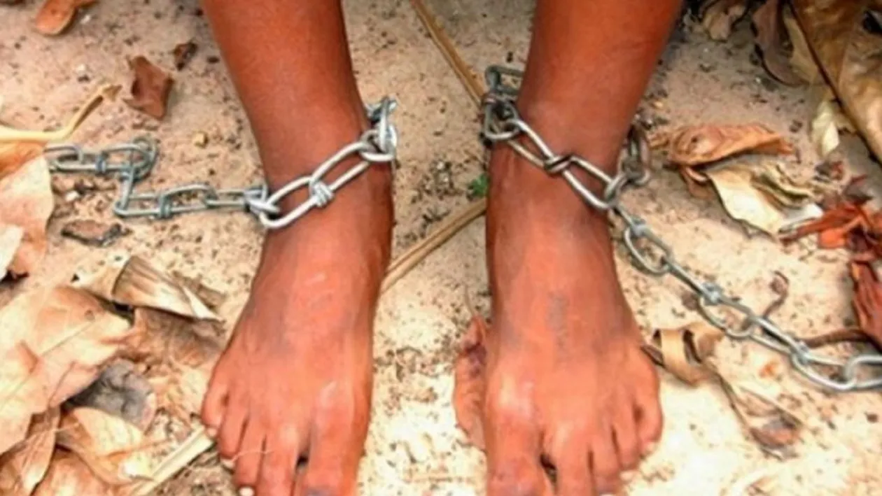 Caz dramatic, în Timiș! O femeie de 41 de ani este ținută în lanțuri de tatăl său, pentru că are probleme psihice