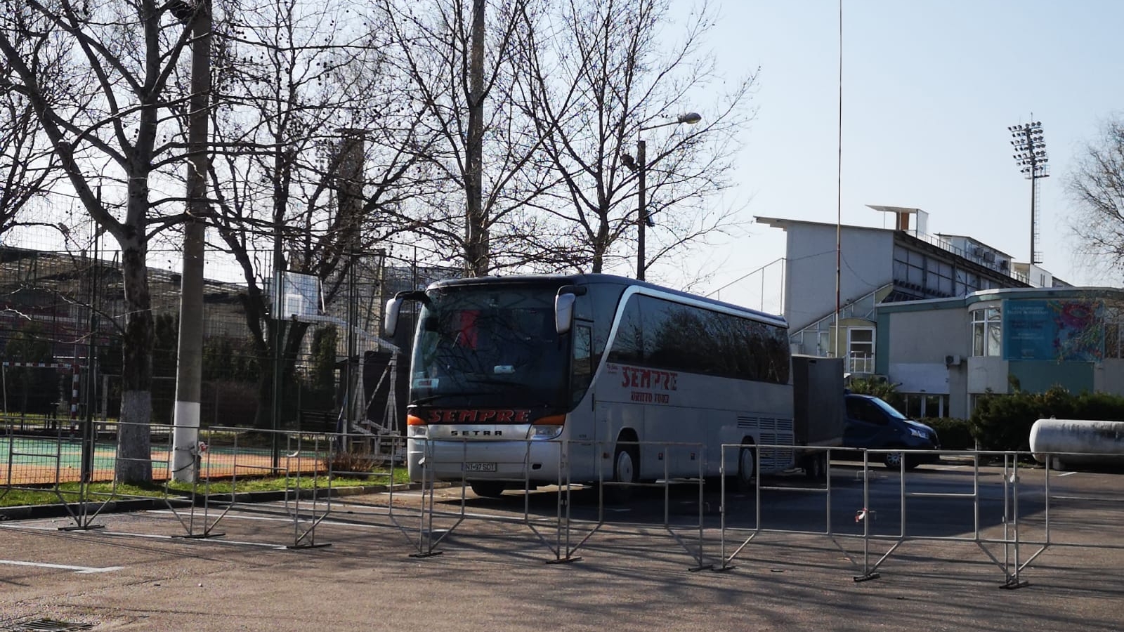 Un autocar venit din Italia zace nedecontaminat la Giurgiu, iar cei puși în carantină se plimbă nestingheriți pe afară