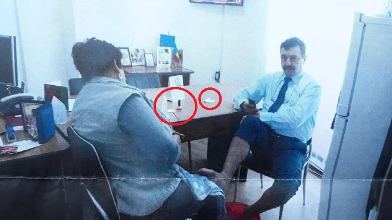 Directorul Primăriei Târgu Jiu, declarații incredibile, după ce a fost pozat în timp ce era spălat pe picioare la birou de femeia de serviciu