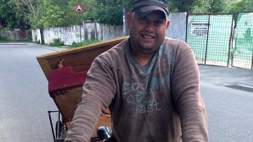 S-a intamplat in Bucuresti! Mesajul ULUITOR afisat de acest barbat pe bicicleta. Daca esti femeie, sigur o sa vrei sa-l cunosti