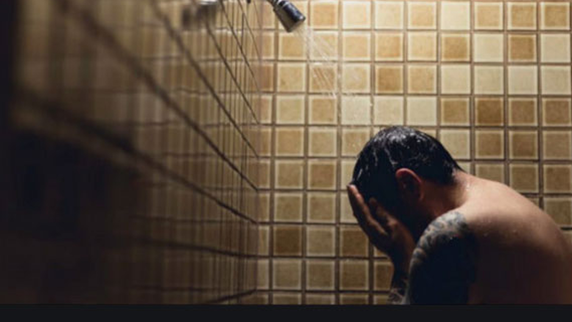 Un băiat din Deva a fost violat de două femei în faţa iubitei: „A fost pus în genunchi, pe cioburi, şi obligat să le sărute în zonele intime”
