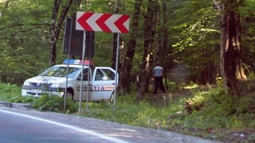 "Veniti repede la Vedea! Un barbat s-a spanzurat cu capul in jos!" Cand au ajuns la fata locului, politistii au ras in hohote