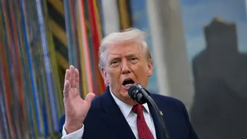 Donald Trump, ironizat de artiști printr-o toaletă uriașă amplasată la Washington. „Un tron demn de un rege”