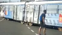 VIDEO ULUITOR. La Craiova se presară pământ de flori pe şine ca să urce tramvaiul la deal!