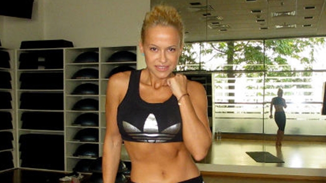 Cu un trup de viespe, Anda Adam "trudeste" in sala de fitness! Ce exercitii face artista pentru a se mentine in forma
