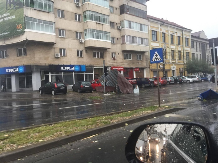 Furtună violentă la Timişoara. Vântul a smuls copaci şi a dărâmat panouri publicitare. Cinci oameni au murit!