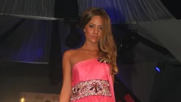 Sub privirile Monicai Columbeanu, Delia Matache a debutat ca MC si sora ei, Oana, a debutat ca model