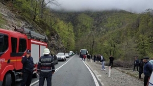 Femeie rănită, după ce o bucată de stâncă s-a desprins și a căzut peste o mașină, pe Defileul Jiului