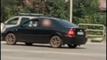 VIDEO! O femeie îşi arată părţile intime pe geamul maşinii, în mijlocul traficului, în amiaza mare!