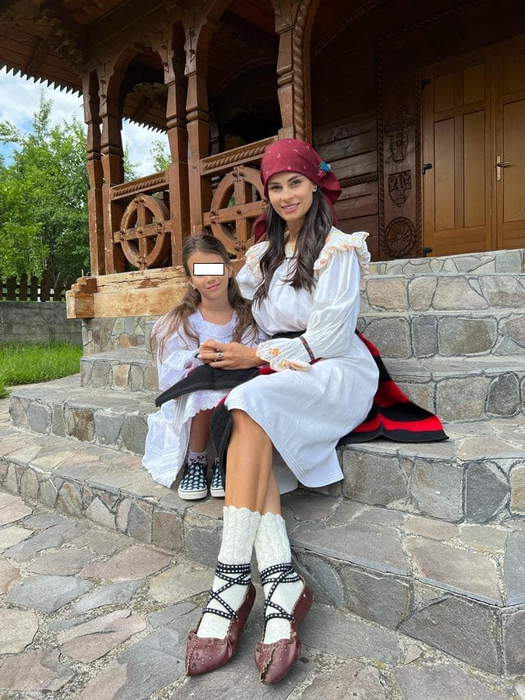 Anca Serea alături de una dintre fetițele sale (Sursă: Facebook)