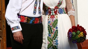 Cea mai neobisnuita rochie de mireasa a verii! Nici nu iti trece prin cap ce a purtat Elena Lasconi la nunta!
