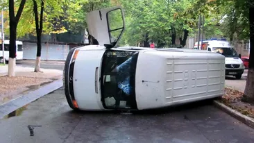 Un microbuz cu 20 de pasageri s-a răsturnat în Alexandria! Şapte persoane sunt rănite