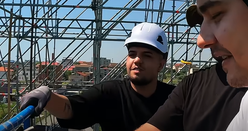 Selly l-a pus la muncă pe Babasha /Foto: Captură YouTube