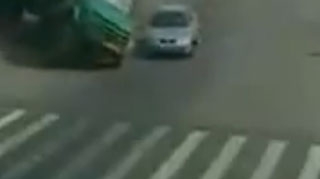 VIDEO INGROZITOR! Un camion s-a rasturnat peste un autoturism! Soferul si alte doua persoane au fost strivite!