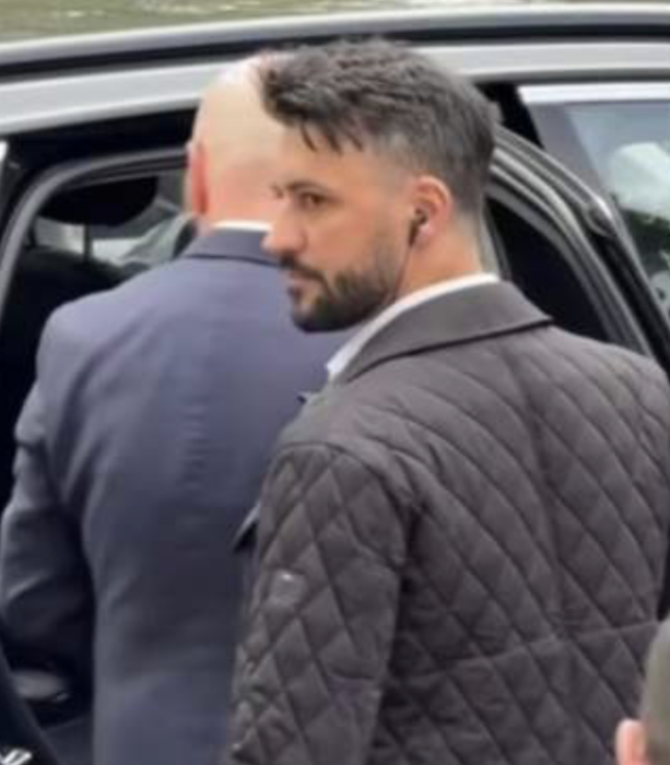 Un alt ofițer SPP a atras toate privirile, după cel din echipa lui Nicușor Dan! Cum arată bărbatul din staff-ul lui Ilie Bolojan, devenit viral pe TikTok
