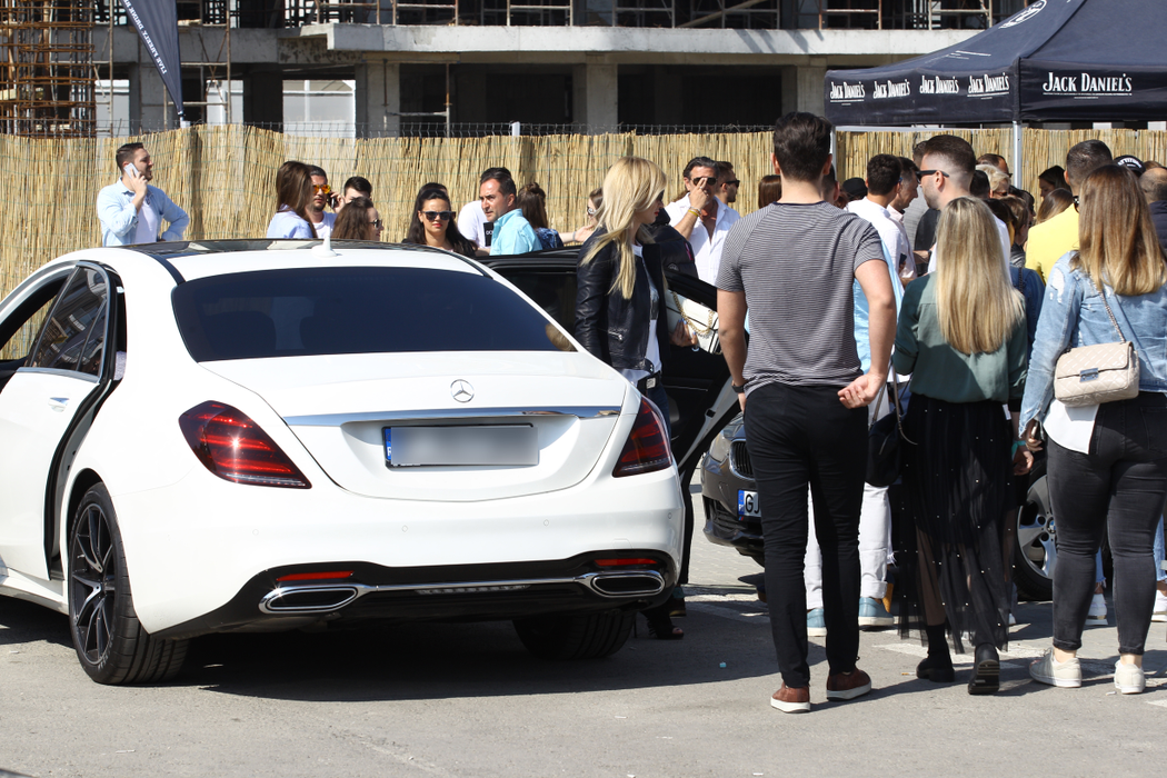 Gabi Oprea Jr. a venit la Loft cu un Mercedes S Class de aproximativ 100.000 de euro.