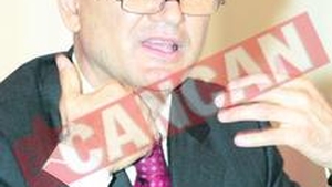 Copos se uita in ograda vecinilor mai bogati