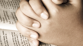 Un tata si-a ars copilul pentru ca i-a atins Biblia