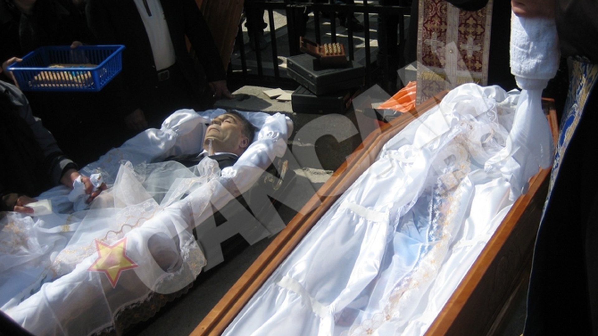 Sotii Gruia, inmormantati in prezenta a aproximativ 150 de persoane