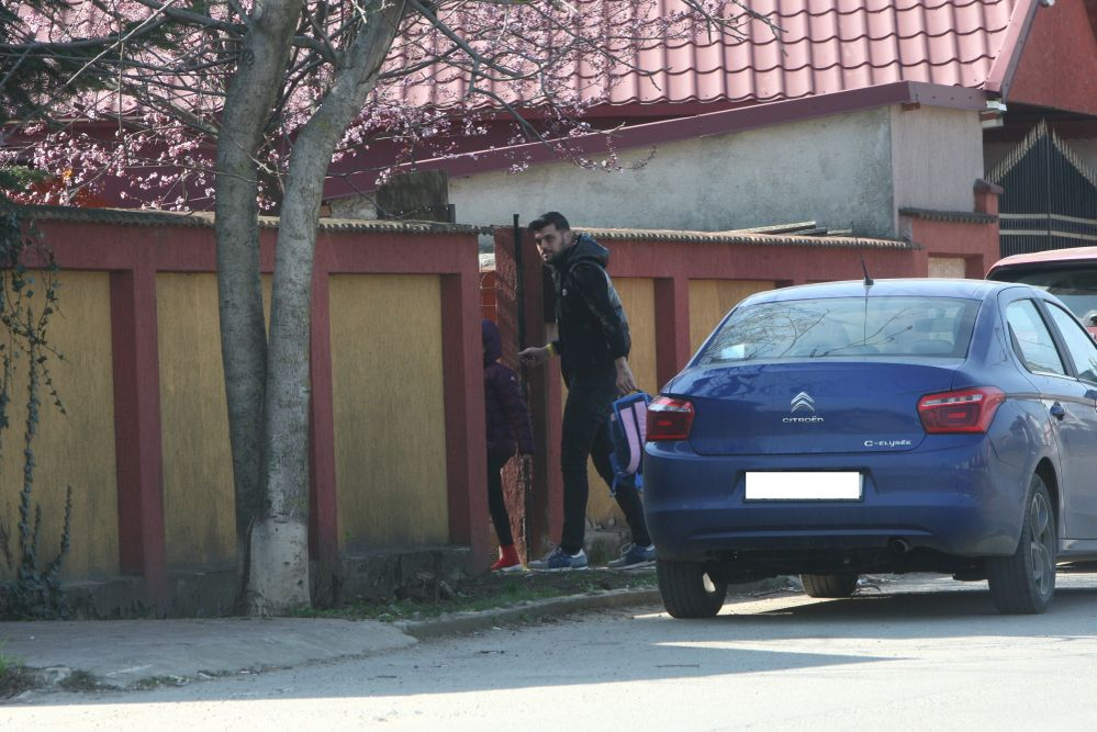 Marius Elisei și Isabela intră în vila din Tunari