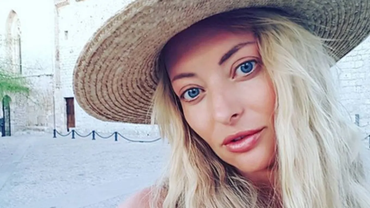 DELIA şi-a făcut o poză în camera, dar un detaliu intim a apărut în peisaj! Este vorba despre o jucărie... sexuală!