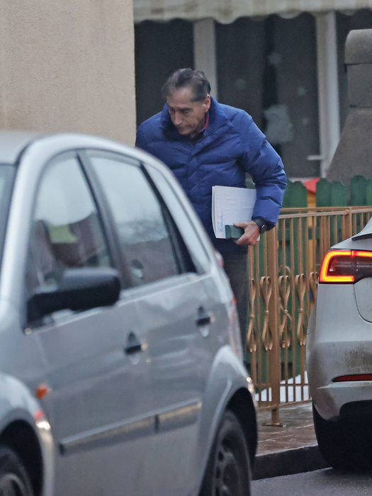 Petre Roman ia niște documente din mașină și intră în casă