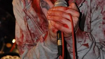 Ziua profesor de filosofie, noaptea rocker satanist manjit cu sange