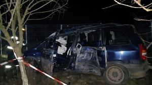 Grav accident în Giurgiu. O femeie a murit, iar un bărbat și 3 copii au fost răniți după ce mașina s-a izbit de un copac