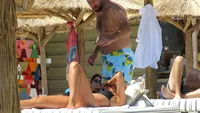 VIDEO EXCLUSIV. Soţia a dispărut din peisaj, iar el… Milionarul BLUE AIR, 
suspect de jucăuş cu o sexoasă la plajă!