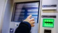 Limite noi la bancomate. S-au impus praguri zilnice diferențiate la ATM. Câți bani cash mai poți retrage