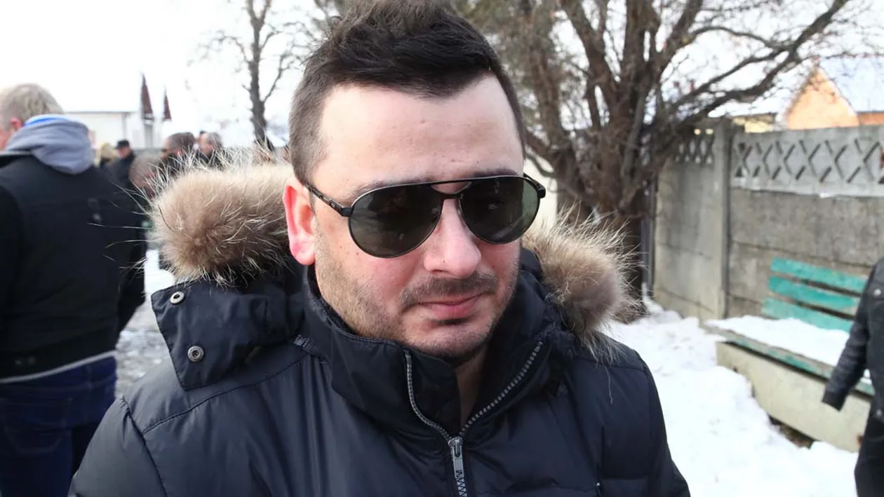 Nevasta si copiii manelistului Liviu Guta s-au relaxat la piscine. Prichindeii au fost in extaz