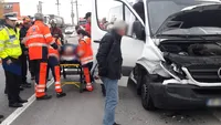 Încă un accident cu microbuz. Două persoane primesc îngrijiri medicale. Trafic blocat de DN72