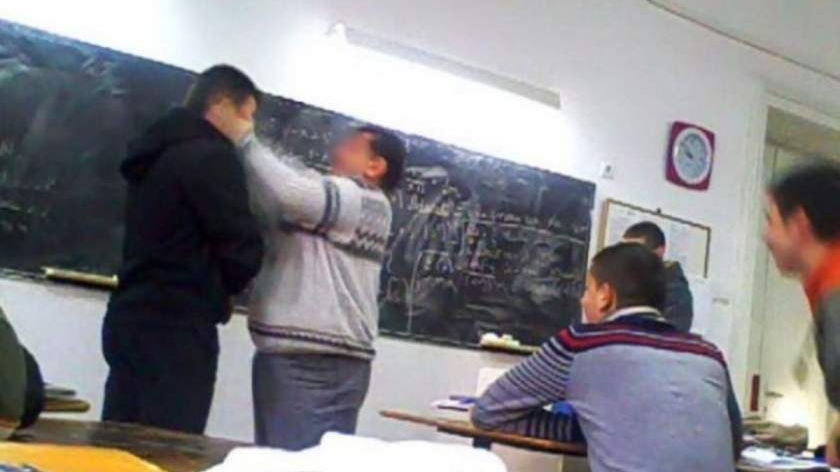 Un elev de la un liceu din Brașov, bătut de profesorul de geografie, până a făcut pe el