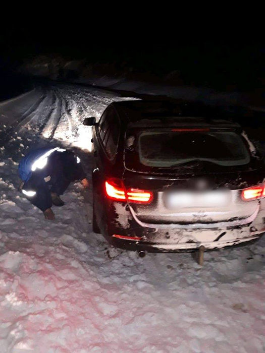 Turişti blocaţi în zăpadă -17 grade Celsius în zona Obârșiei Lotrului! Operațiune de salvare emoționantă a jandarmilor