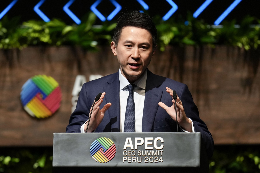Președintele TikTok, Shou Zi Chew, în timpul summitului APEC (Asia-Pacific Economic Cooperation) din Lima, Peru, 15 noiembrie 2024. Foto: Profimedia